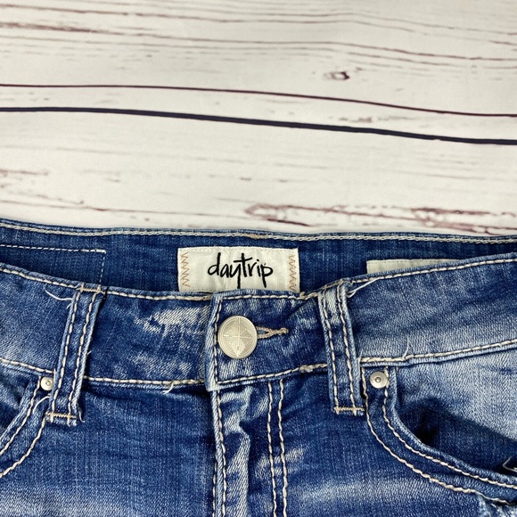 Daytrip Distressed Jean Shorts - Picture 5 of 11